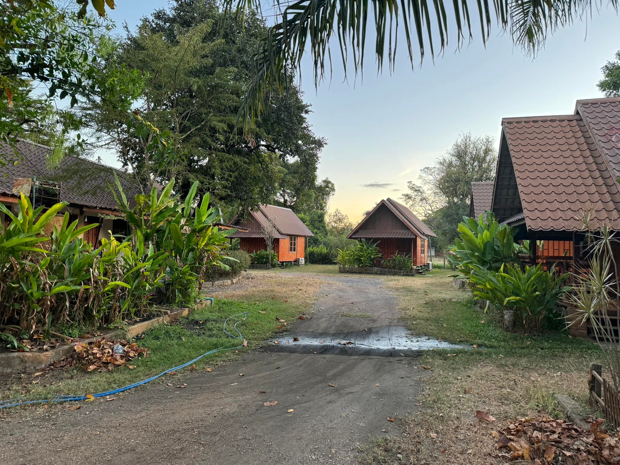 บ้านไม้ชายทุ่งรีสอร์ท (Baan Mai Chai Thung Resort)